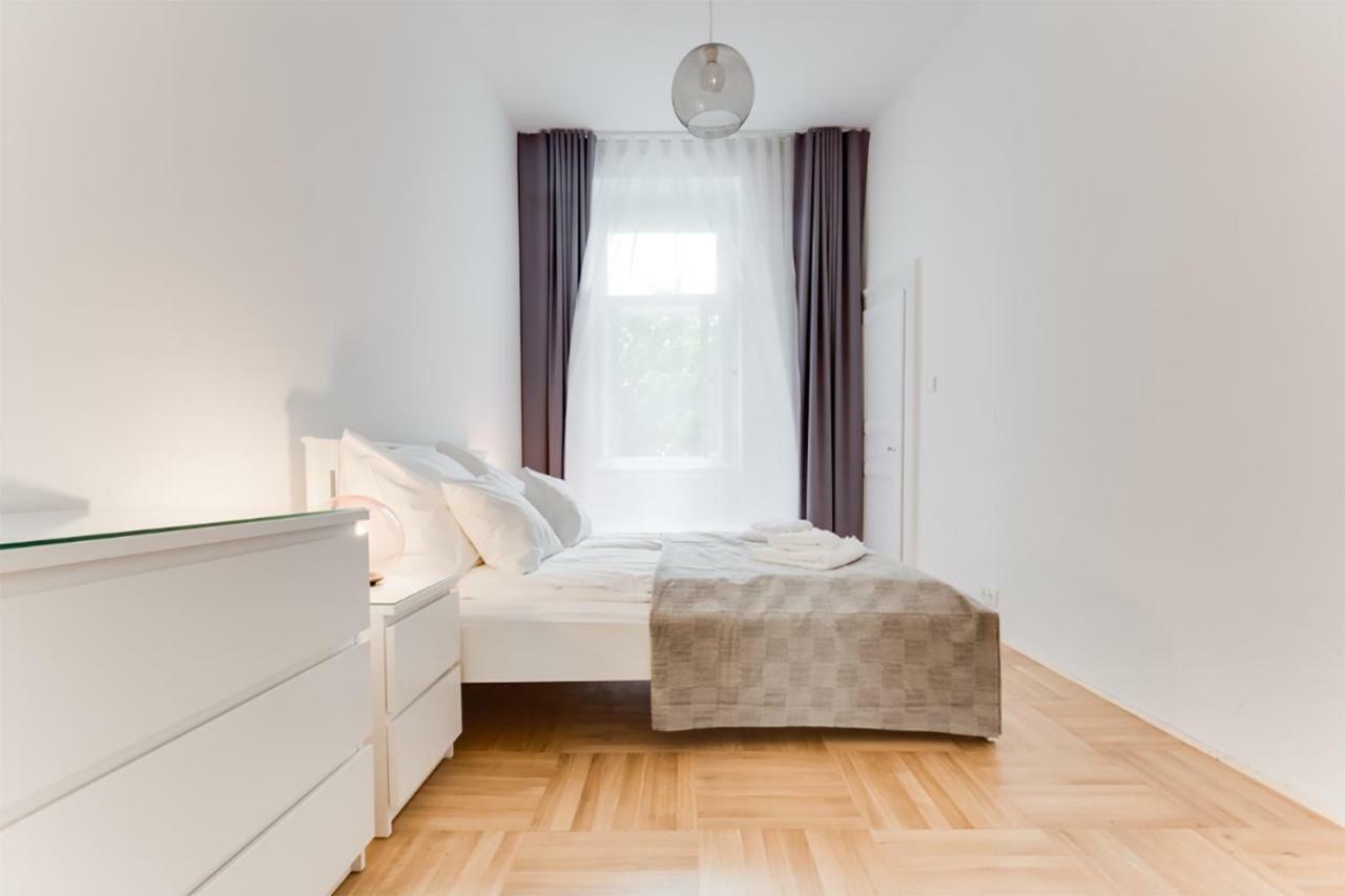 The Dancing House Residence, Two Bedroom Apartment With Balcony Near River! Praha Exteriér fotografie